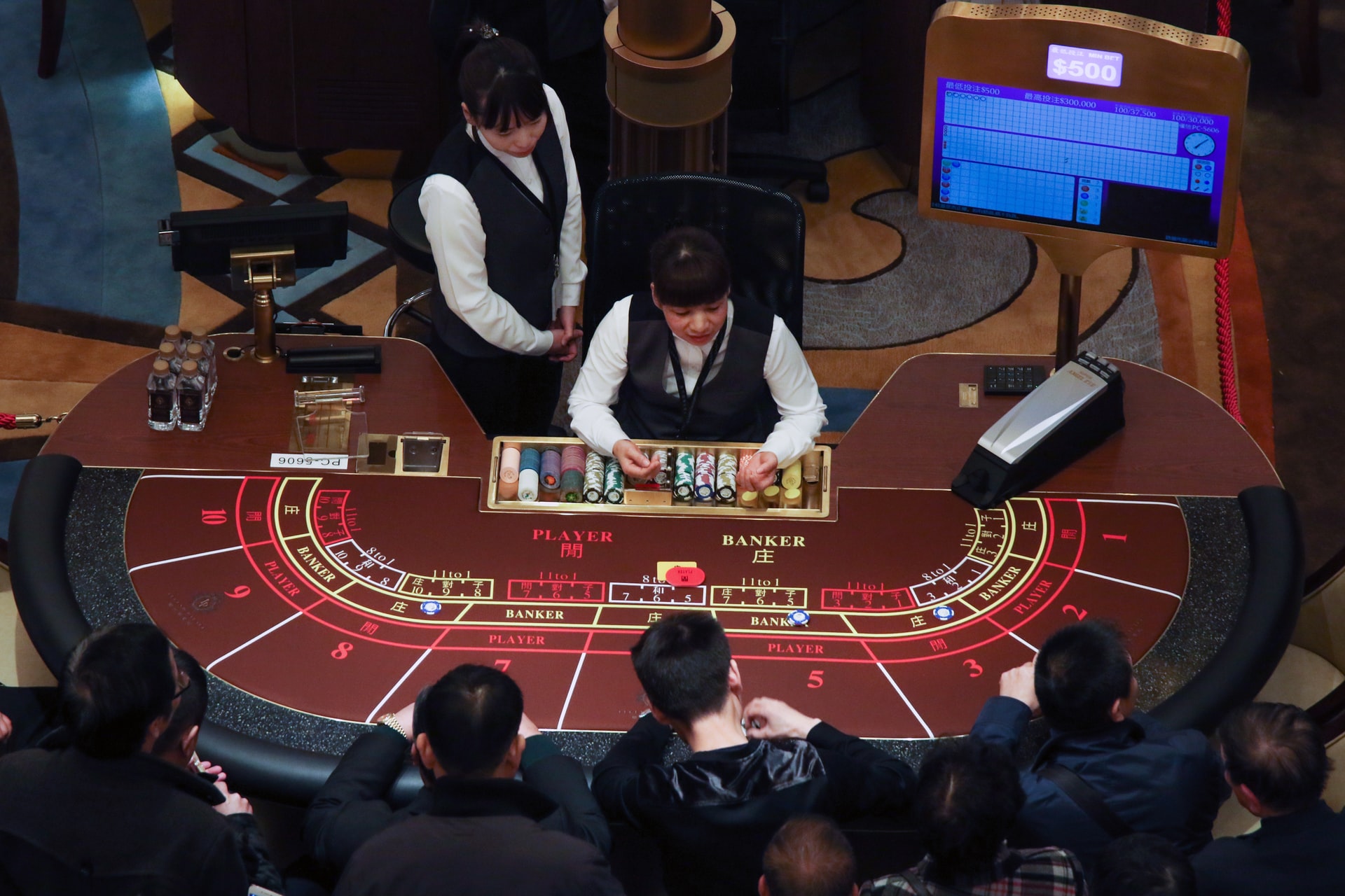Какво означава да си крупие в онлайн казино?